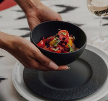 Carica l'immagine nel visualizzatore di Gallery, 2 Coppette ( 1 Nera e 1 Bianca )