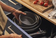 Carica l'immagine nel visualizzatore di Gallery, SET 3 PZ.,PADELLE E MANICO, GRIGIO SENZA PFAS Rivestimento Interno In Ceraforce ( Vetro) Con Manico Removibile