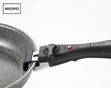 Carica l'immagine nel visualizzatore di Gallery, SET 3 PZ.,PADELLE E MANICO, GRIGIO SENZA PFAS Rivestimento Interno In Ceraforce ( Vetro) Con Manico Removibile