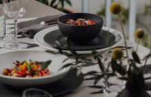 Carica l'immagine nel visualizzatore di Gallery, 2 Coppette ( 1 Nera e 1 Bianca )