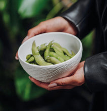 Carica l'immagine nel visualizzatore di Gallery, 2 Coppette ( 1 Nera e 1 Bianca )