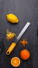Carica l'immagine nel visualizzatore di Gallery, Grattugia Microplane