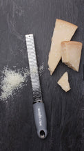 Carica l'immagine nel visualizzatore di Gallery, Grattugia Microplane
